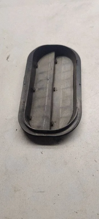 Quarter panel pressure vent 6R0819465A