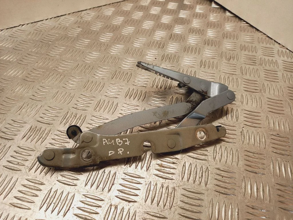Tailgate/trunk/boot hinge 8E5827302C