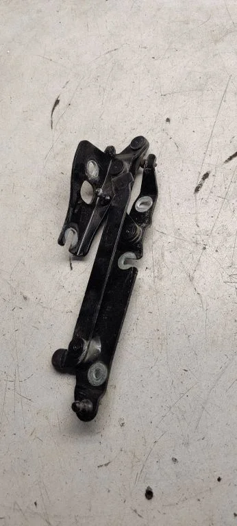 Tailgate/trunk/boot hinge 8h0827301A