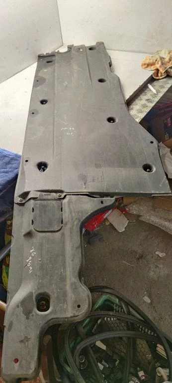 Center/middle under tray cover 3q0825202f