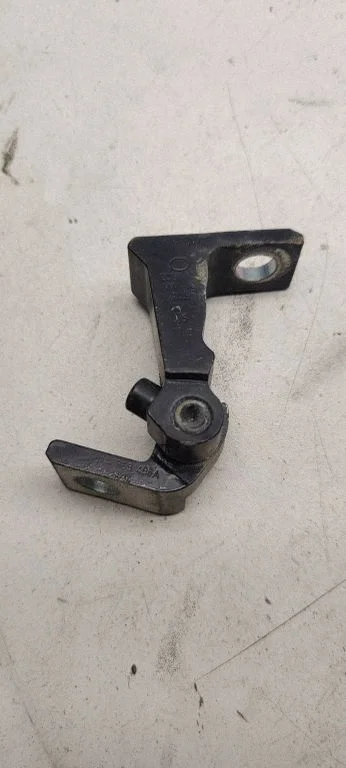 Rear door upper hinge 8v5833403c