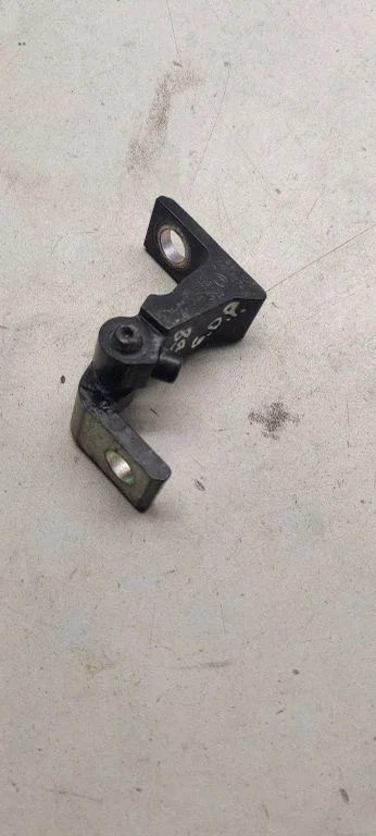 Rear door upper hinge 8x0831404e