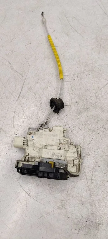 Rear door lock 8E0839015