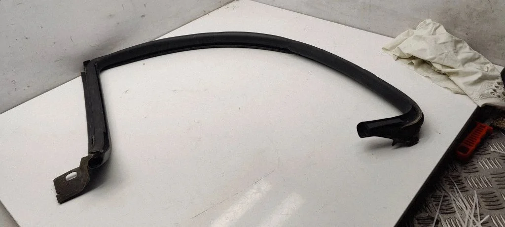 Rear door rubber seal (on body) 3c8854546g