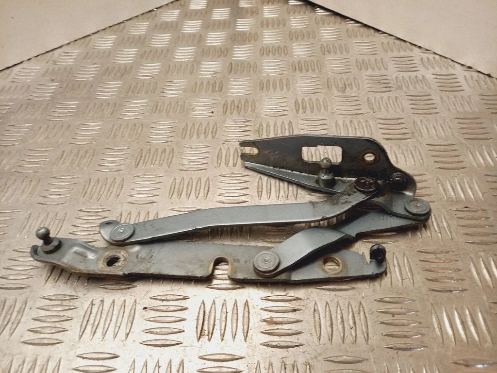 Tailgate/trunk/boot hinge 8E5827301C