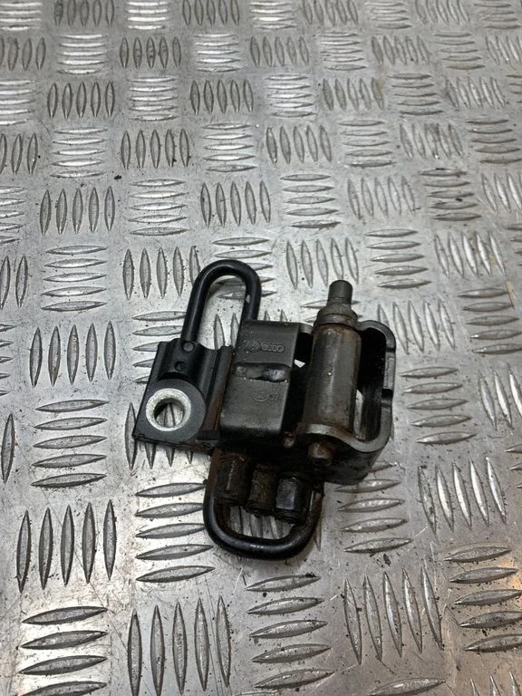 Front door lower hinge – front left
