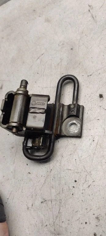 Front door upper hinge – Audi A4 S4 B7 8E 8H (2005-2008)
