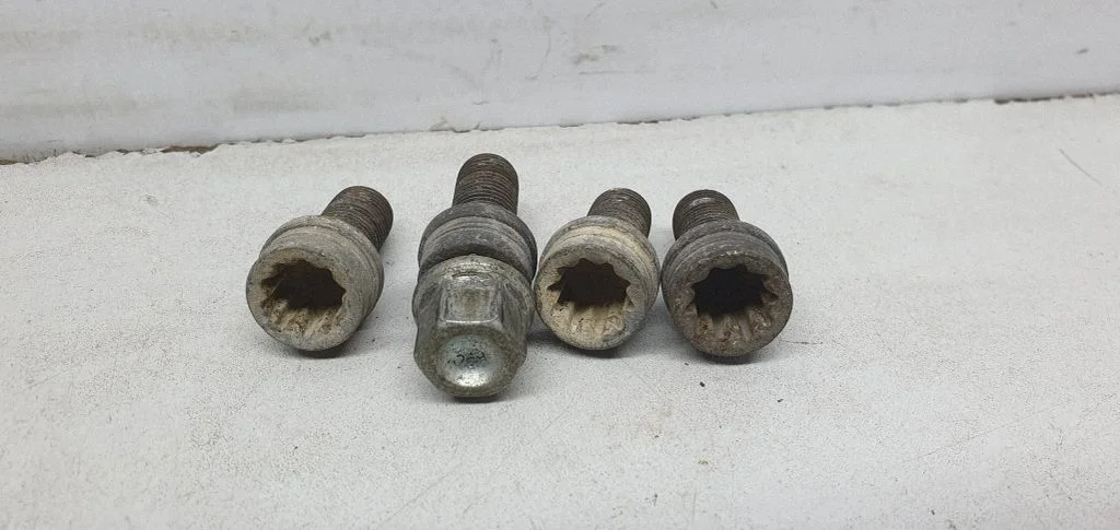 Nuts/bolts – Volkswagen Passat B6 (2005-2010)