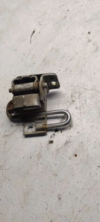 Front door upper hinge – Volkswagen Passat B5.5 (2001-2005)