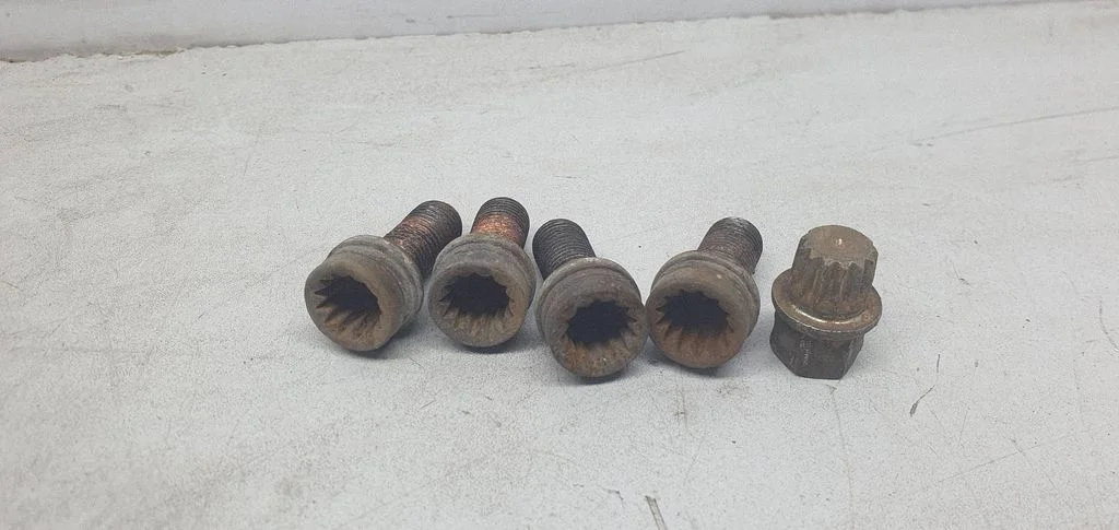 Anti-theft wheel nuts and lock – Volkswagen Passat B6 (2005-2010)