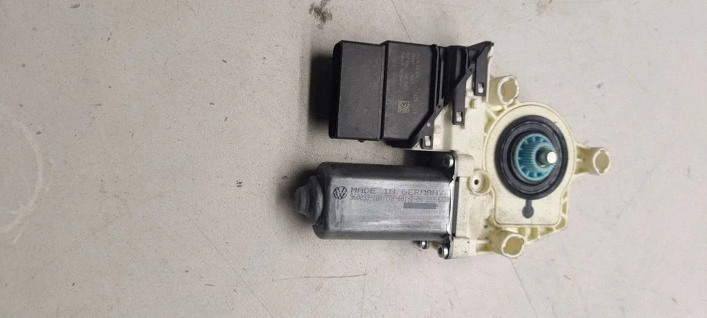 Front door window regulator with motor 1k0959703P
