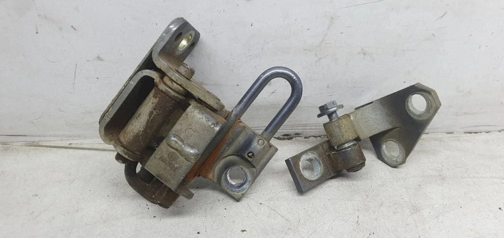 Front door lower hinge 1Q0831412A