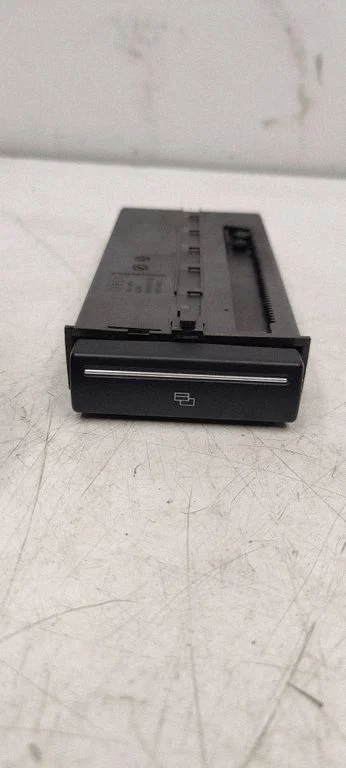 Dashboard storage box/compartment 8P0941561