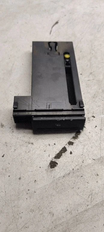 Armatuurlaua panipaik – Audi A4 S4 B6 8E 8H (2001-2005)