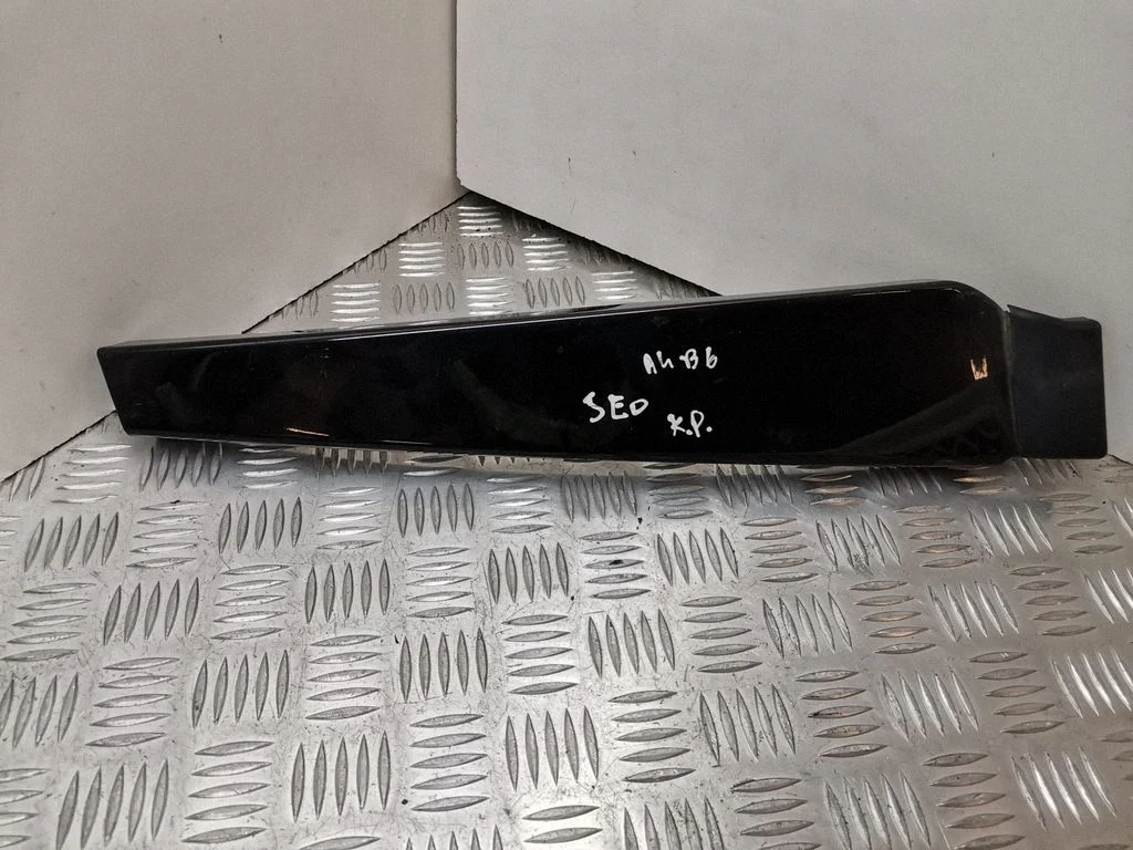 Cita priekšējo durvju apdares detaļa – Audi A4 S4 B6 8E 8H (2001-2005)
