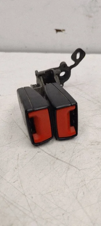 Middle seatbelt buckle (rear) 8V0857739A