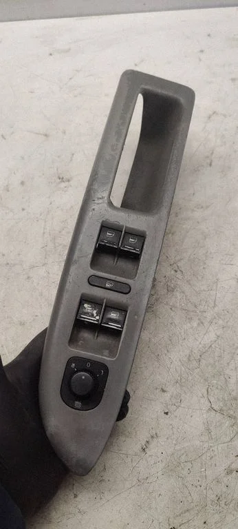 Front door window switch trim – Volkswagen Golf Plus (2005-2013)