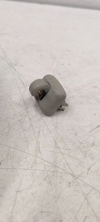 Sun visor clip/hook/bracket 8E0857562