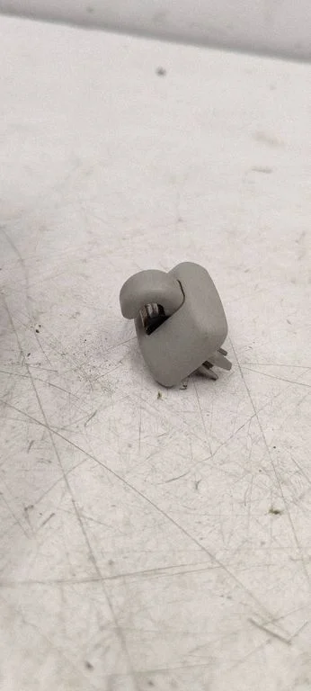 Sun visor clip/hook/bracket 8E0857562