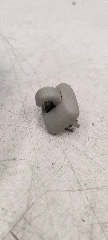 Sun visor clip/hook/bracket 8E0857562