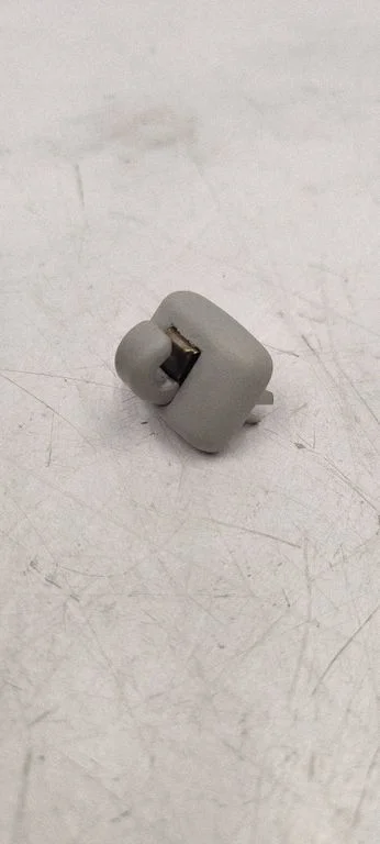 Sun visor clip/hook/bracket 8E0857562