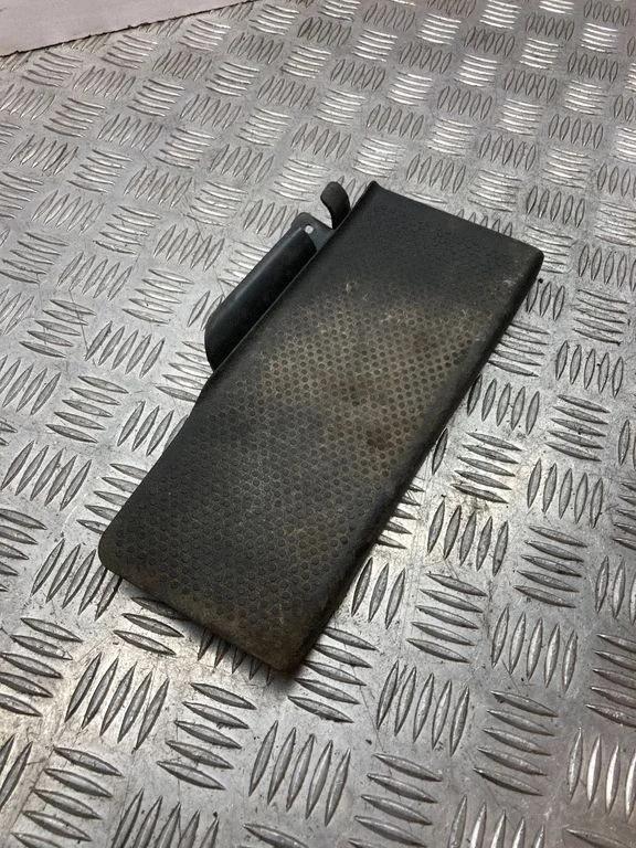 Foot area side trim – Volkswagen Passat B6 (2005-2010)