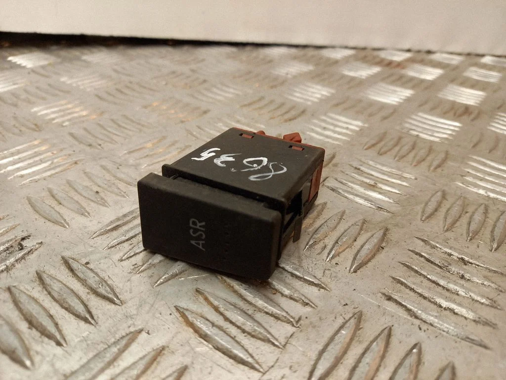 Traction control (ASR) switch – Volkswagen Passat B5.5 (2001-2005)