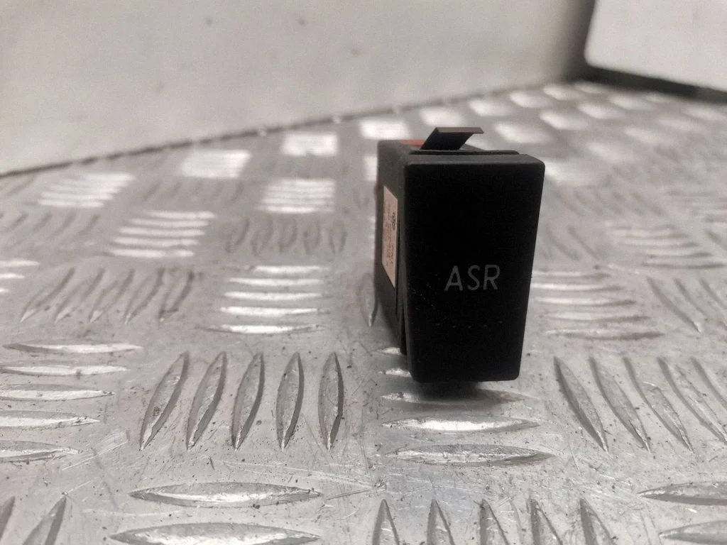 Traction control (ASR) switch – Volkswagen Passat B5.5 (2001-2005)