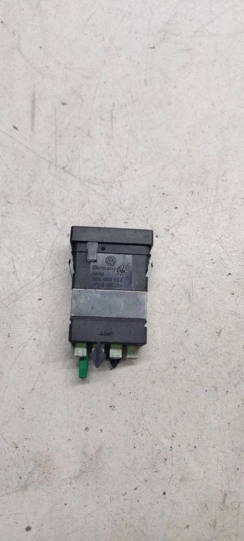 Przełącznik podgrzewania foteli 3b0963563c