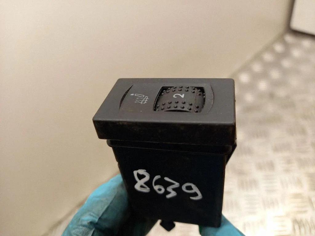 Seat heating switch – Volkswagen Passat B5.5 (2001-2005)