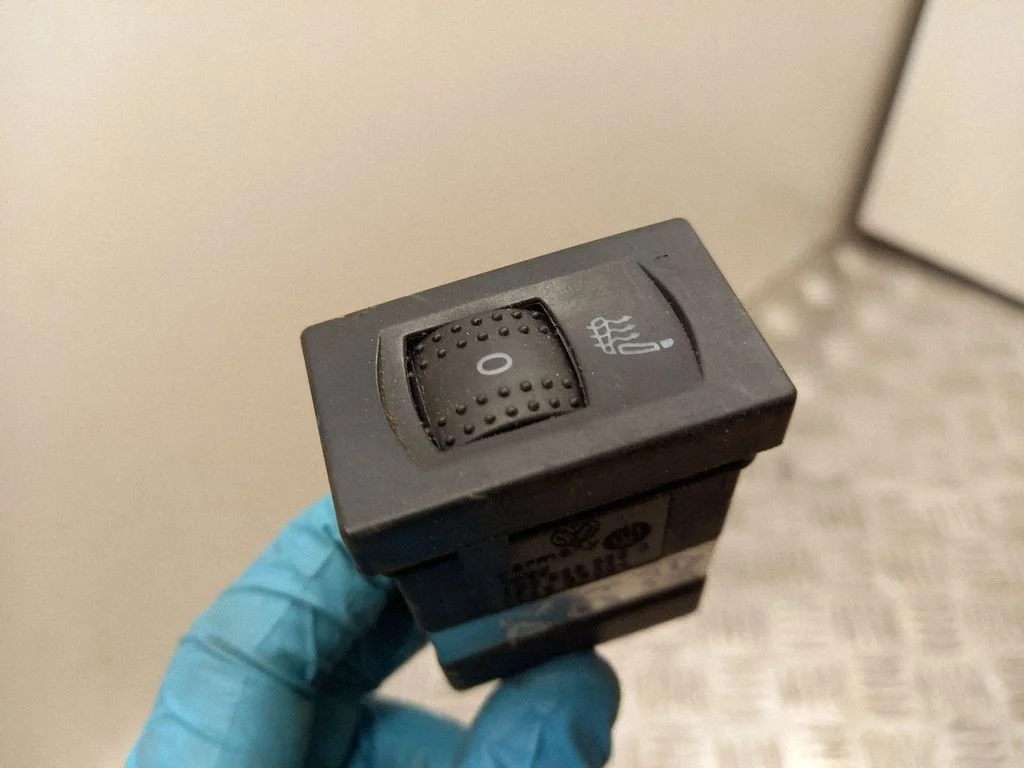 Seat heating switch – Volkswagen Passat B5.5 (2001-2005)
