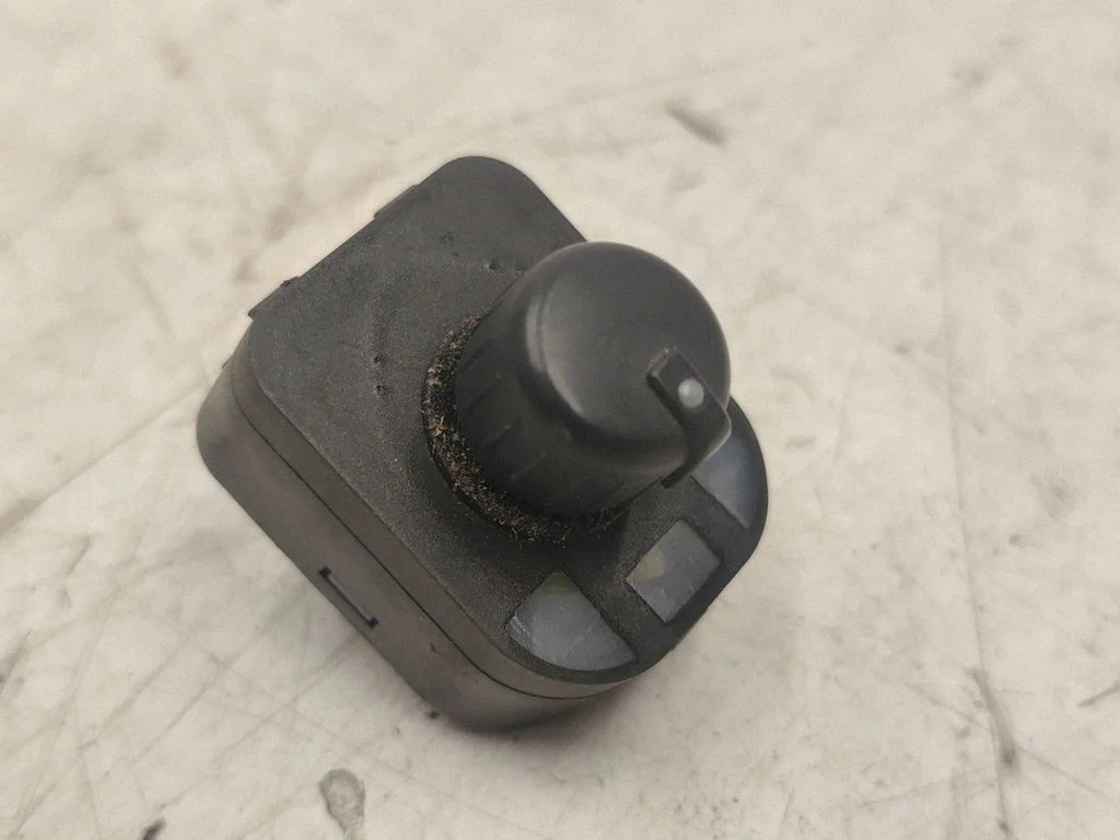 Wing mirror switch 8E0959565