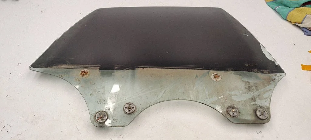 Rear door window glass – rear right