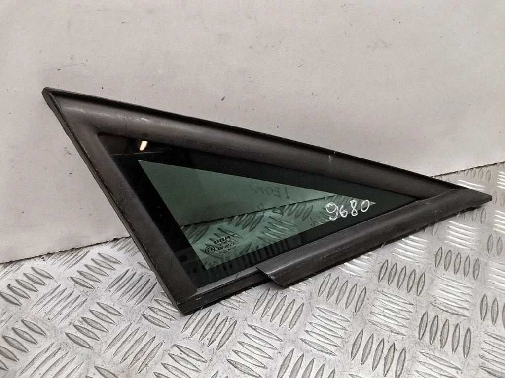 Rear side window 43R000470