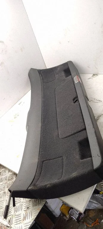 Tailgate trim 8E9867979B