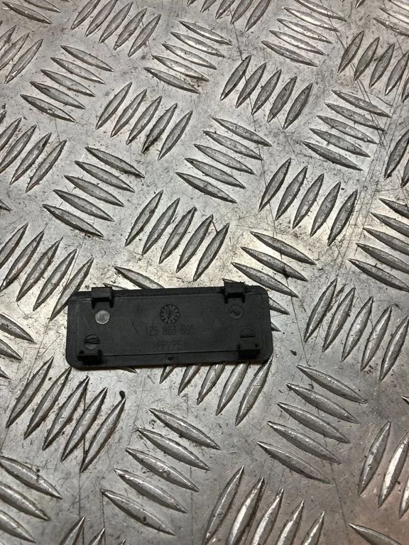 Tailgate trim 1Z5863995
