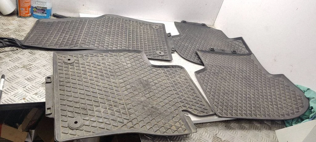 Car floor mat set 5C7061501