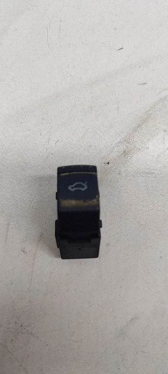 Przycisk otwierania klapy bagażnika 1J0959831A