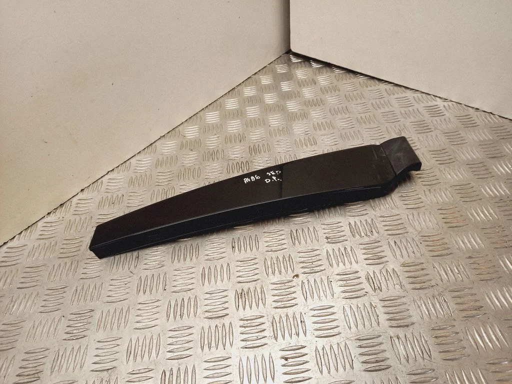 Front door glass trim molding 8E0853290D