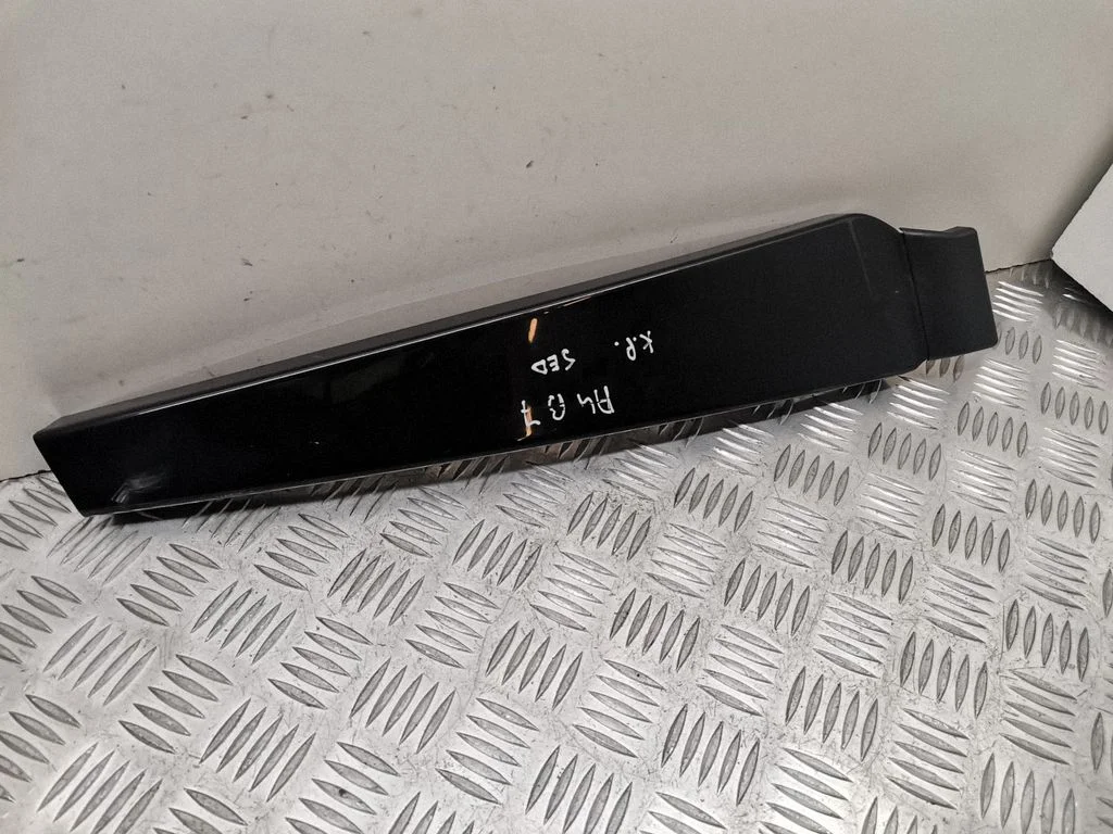 Front door glass trim molding – Audi A4 S4 B7 8E 8H (2005-2008)