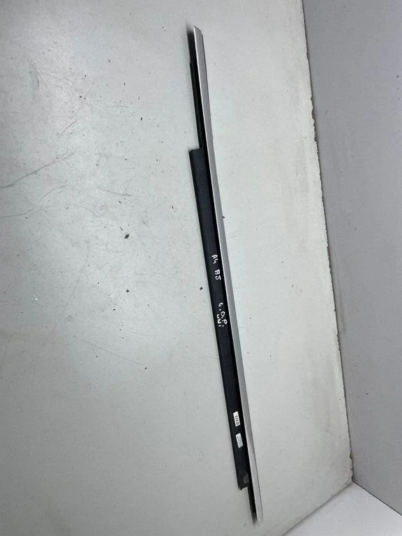Aizmugurējo durvju stikla apdare 8K0853764F