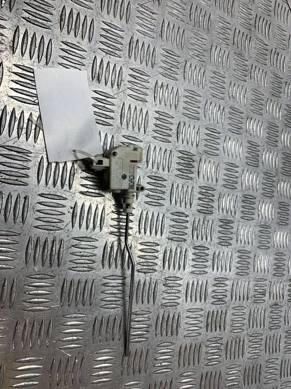 Fuel tank cap lock motor