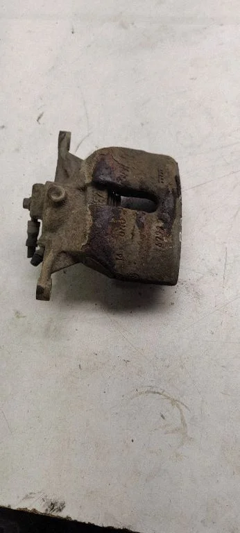 Front brake caliper – right
