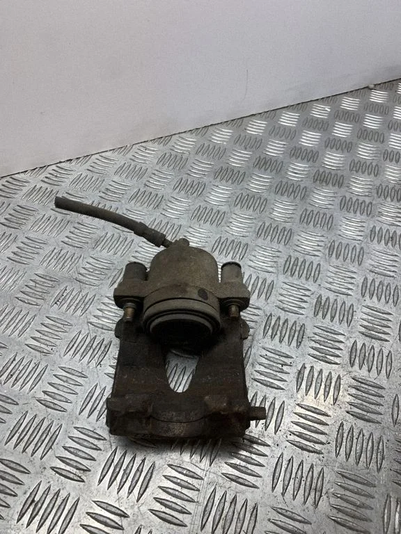 Front brake caliper – left