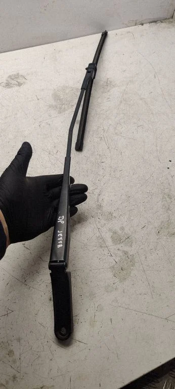 Front wiper blade arm 5C7955410