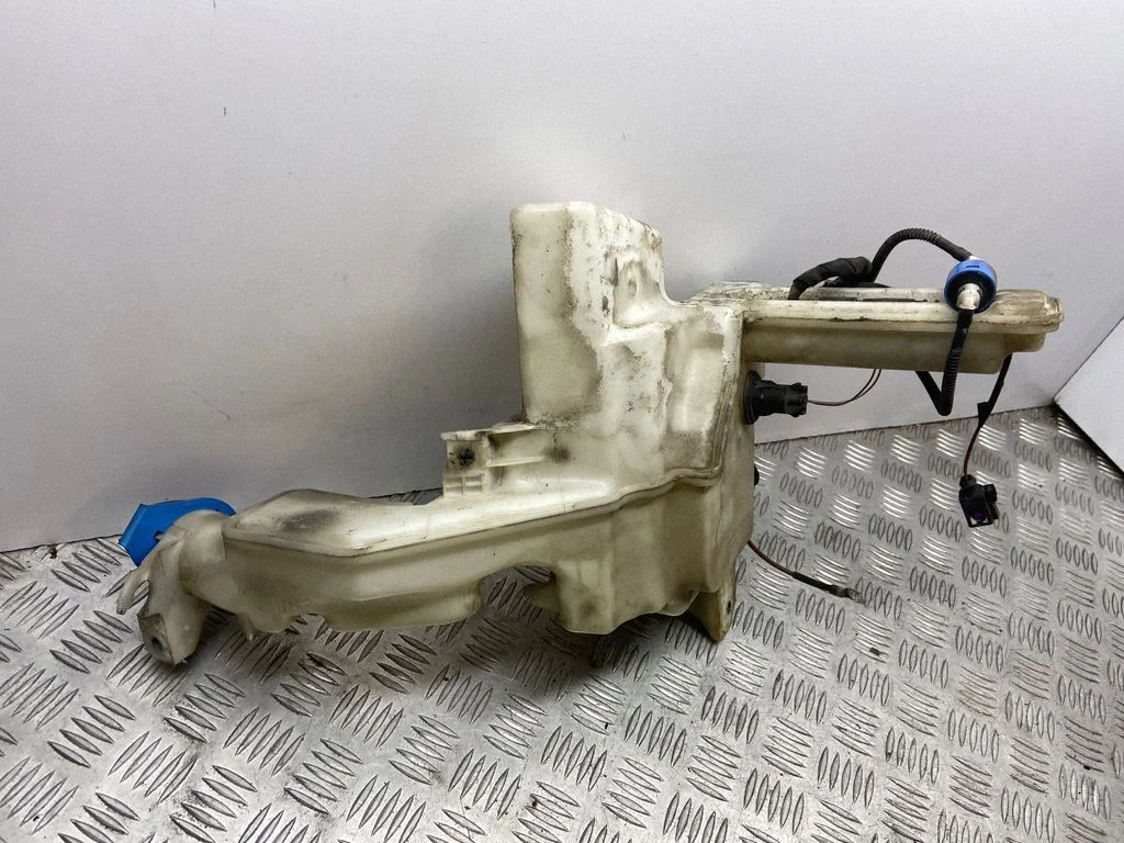 Windshield washer fluid reservoir/tank – Volkswagen Passat B5.5 (2001-2005)