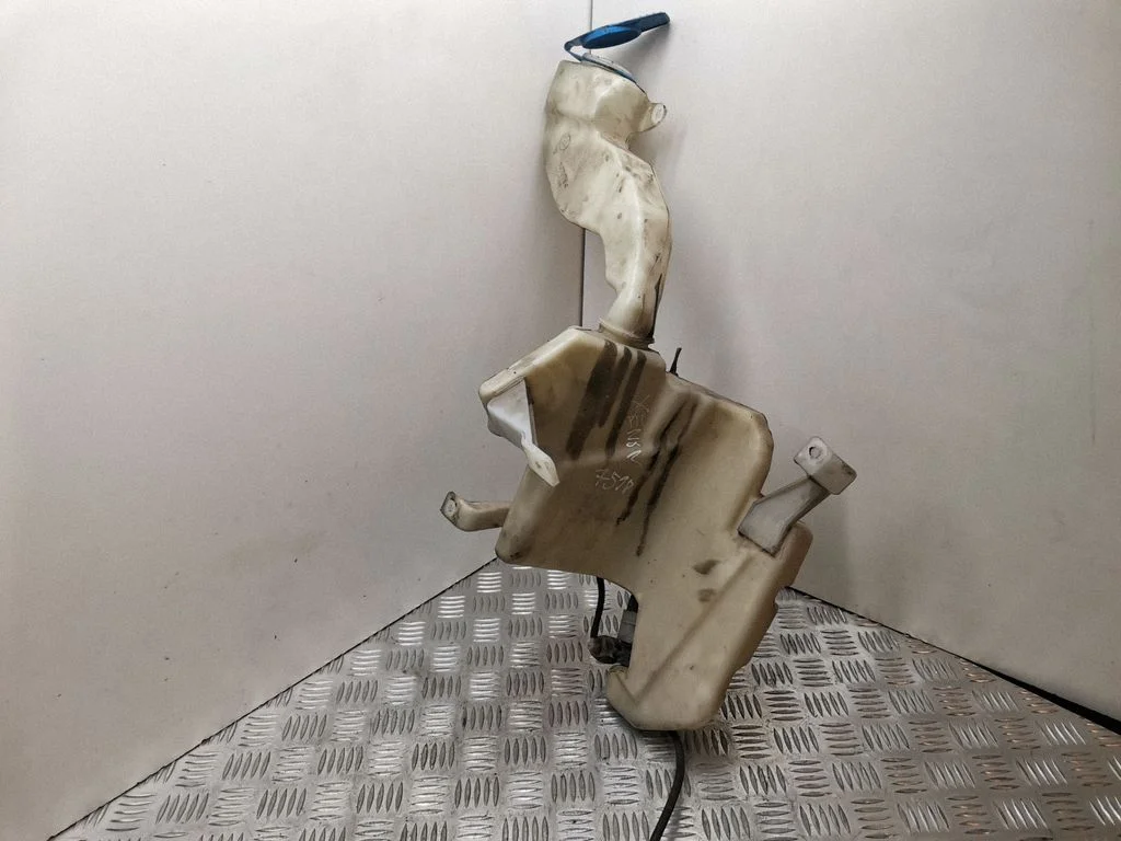 Windshield washer fluid reservoir/tank – Volkswagen Passat B5.5 (2001-2005)
