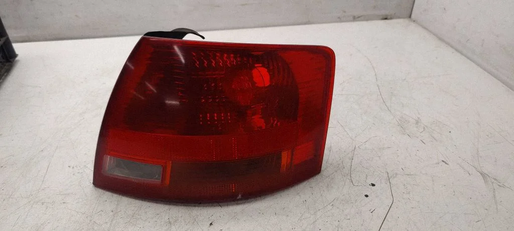 Lampa tylna w błotniku 8E9945096E