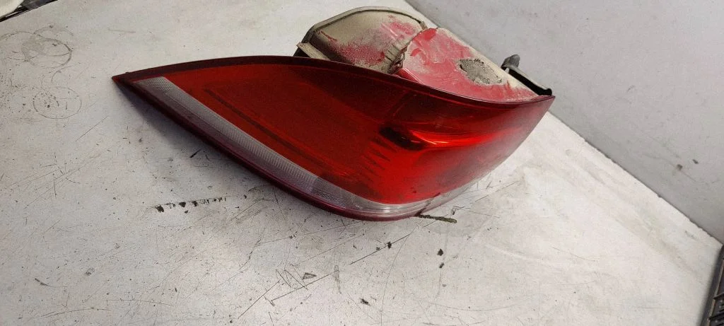 Rear/tail lights – left