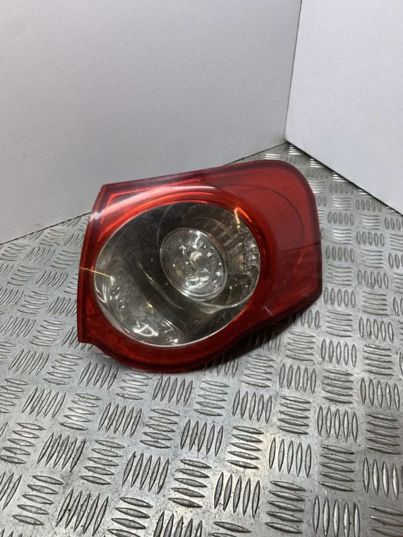 Rear/tail lights – right